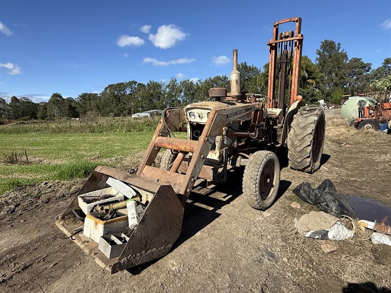 DAVID BROWN 880. Front end loader with bucket. Forklift attachment. Working condition. PTO. 2341 hours. Contents of bucket not included.
