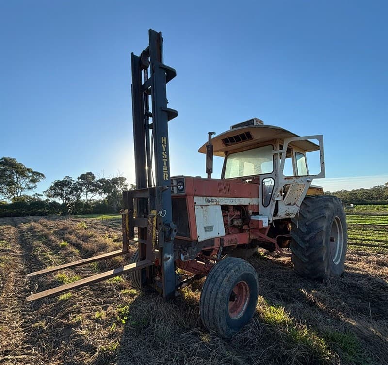 INTERNATIONAL 866 + FORKLIFT ATTACHMENT. Working condition. 2 x hydraulic remotes. PTO. 4140 hours.