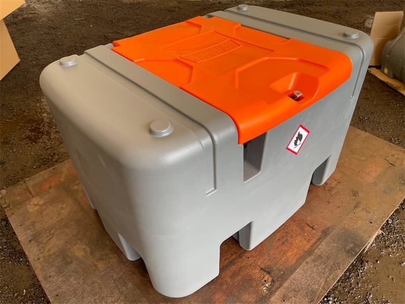 Unused 400 Litre Fuel Tank, Model: DD400, Comes with: 12V Pump - 40 l/m Flow, 4m hose and automatic shut off Nozzle, Lockable lid, Fork Pock…