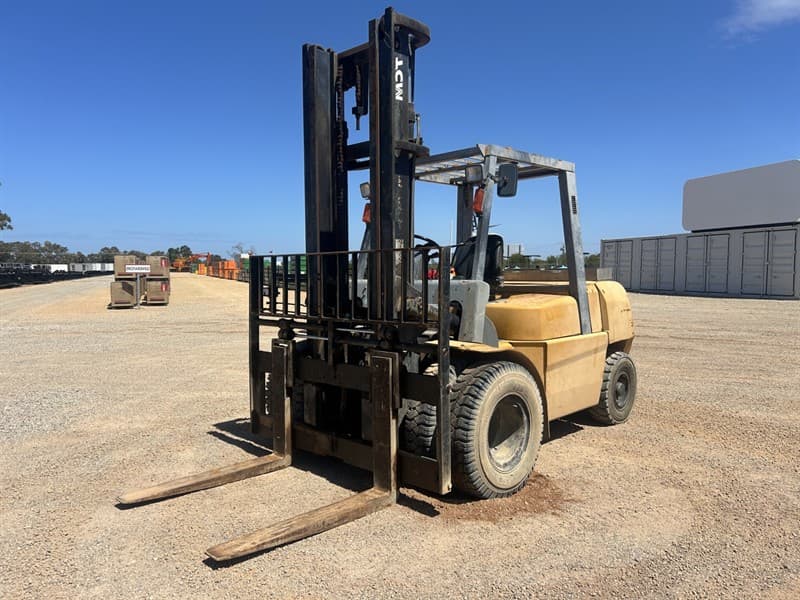 TCM Diesel 5T Forklift , Year: 2006, Hours showing: 4667, Lifting, capacity: 5T, Lifting height: 4M. Machine is in good working order Featur…