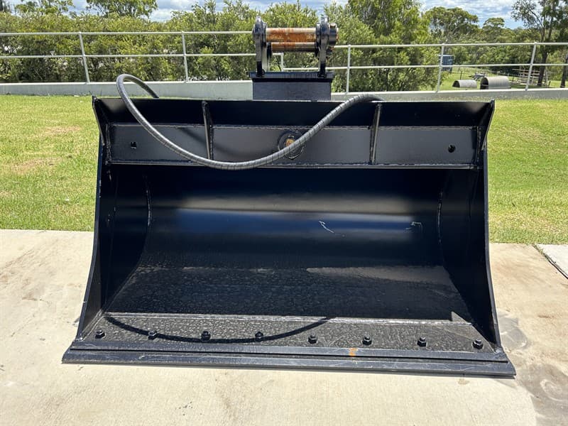 Unused 2024 1200mm Tilt Bucket to Suit 3T Excavator ,Width: 1200mm, Pin Diameter: 40mm, Center to Center: 200mm, Between the ears: 145mm, Sh…