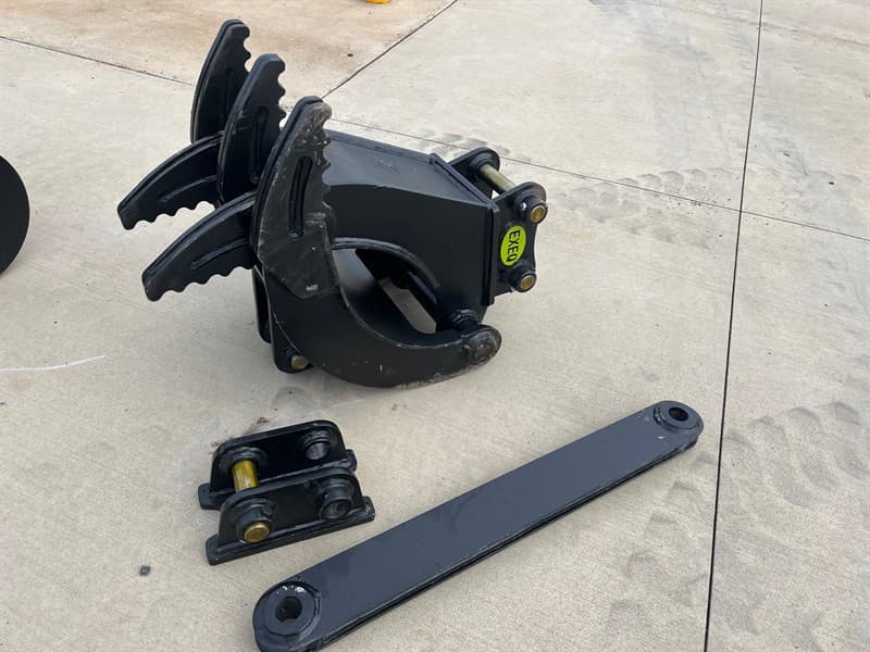 Manual Grab to suit 1.7T Excavator, 5 Finger Grab, Dipper Plate and bar Included, Pin Diameter: 30mm, Centre to Centre: 140mm, Between the e…