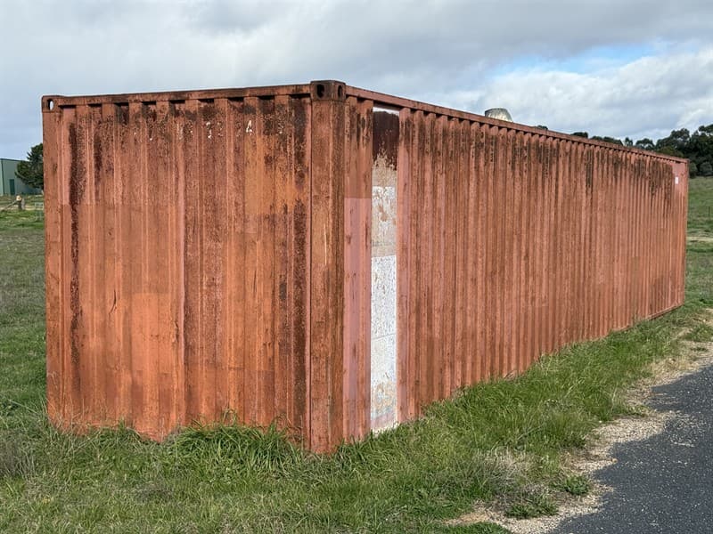 40 FT SHIPPING CONTAINER. L12.20m x H2.43m x W2.44m. Whirlybird fitted but damaged and has small hole in side as shown in photo. NOTE: Colle…