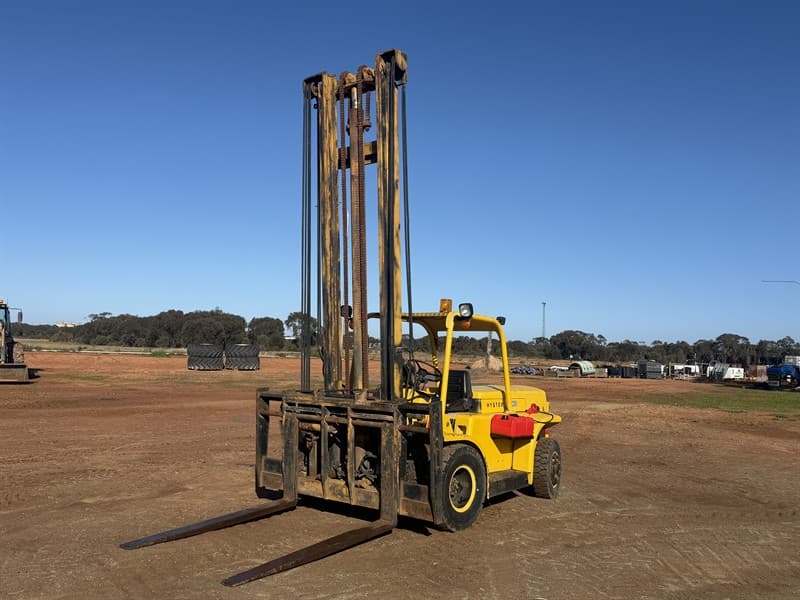 CIRCA 1973 HYSTER FORKLIFT S/N: D6S1566T. Mast Height Approximately 4.6m, Tyne length1800mm,150mm tynes, headboard 2345mm wide, side shift, …