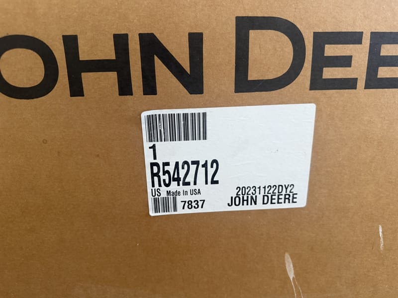 JOHN DEERE 8R GRILL New still in box, never opened, in new condition. Located Darlington Point, NSW.