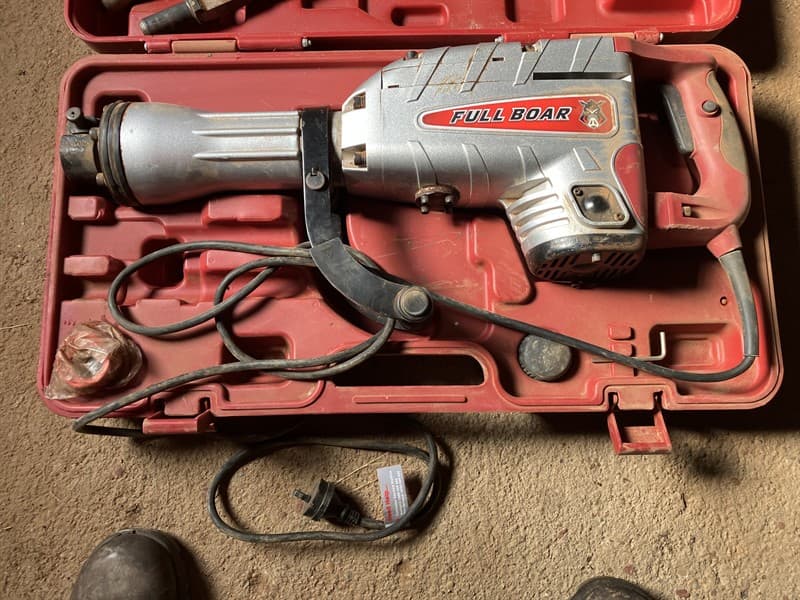 FBT 1200 ELECTRIC JACK HAMMER. 1500 watt. Carry case included. 1 x point chisel, 1 x 40mm chisel. Minimal use from new. Located Trangie, NSW