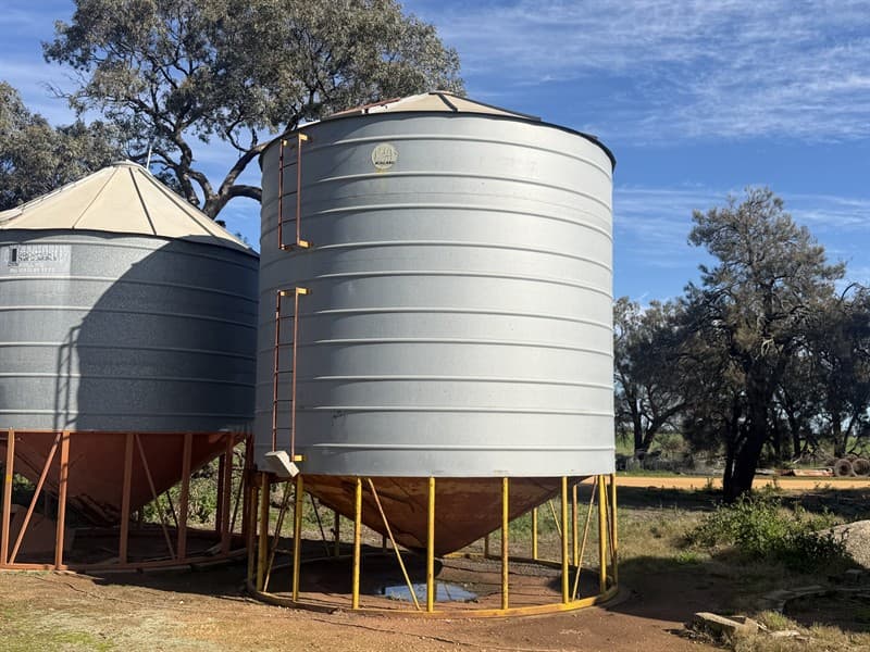 ACKLAND & SON 50T GRAIN STORAGE self emptying silo with bagging chute, bottom ring needs to be lowered and resealed, external and internal l…