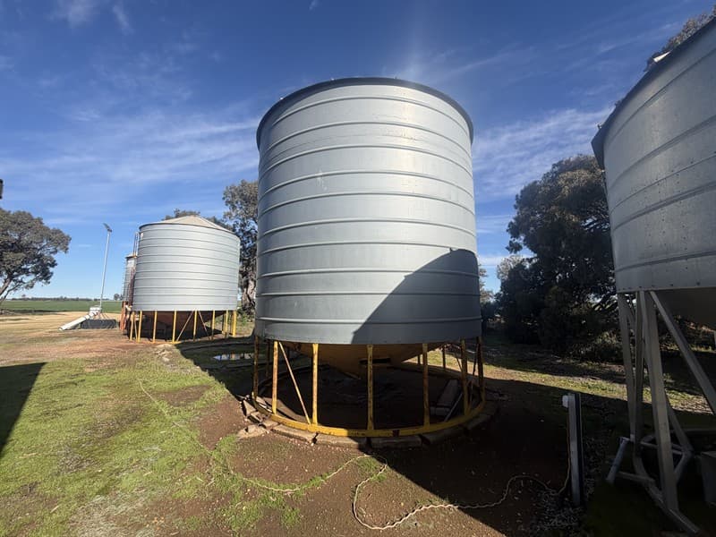 ACKLAND & SON 50T GRAIN SILO. Self-emptying with bagging chute, external and internal ladders. man/acces piont from ground, Located Banyena,…