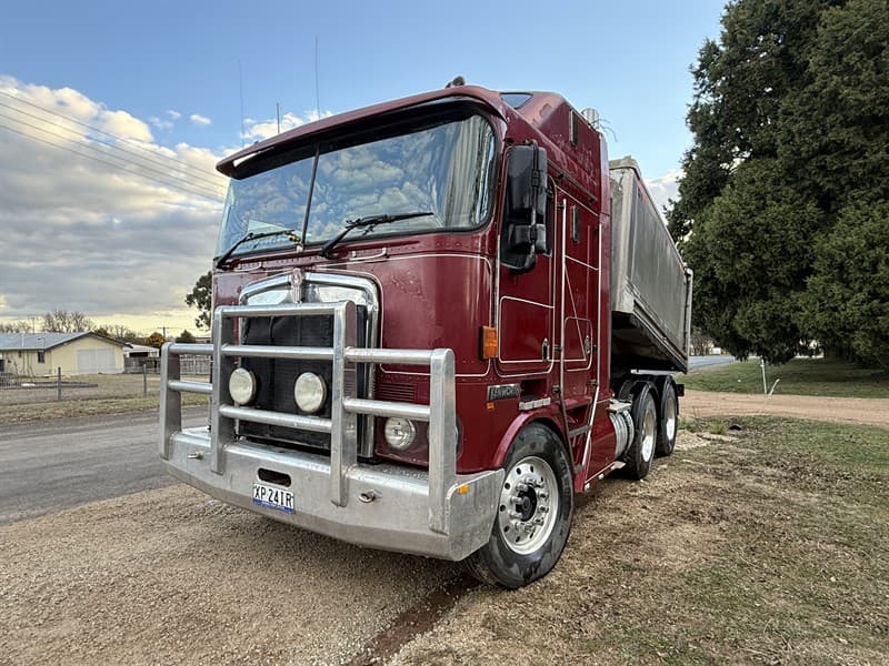2002 KENWORTH K104 TIPPER. VIN 6F50000002A422637. Engine no. 79600766. In chassis rebuild completed by the vendor 80,000kms ago including pi…