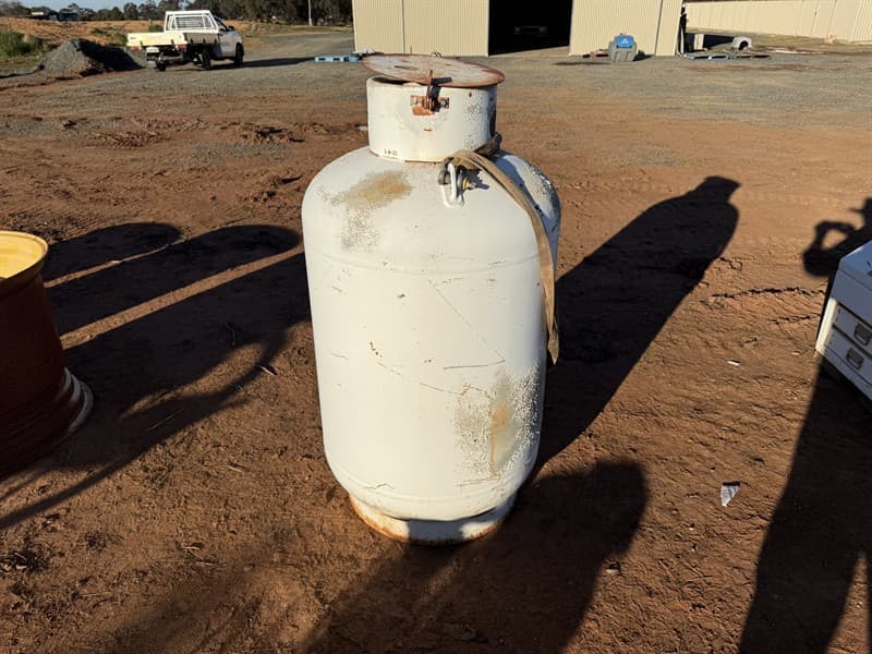 GAS BOTTLE. Approximatyely 450 litres, originally purchased to convert to air tank but not converted. Overall height 1.4m and width 0.750m. …