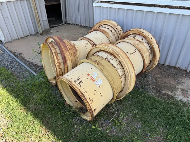 4 X KOMATSU WA500 RIMS. Located Nyngan, NSW