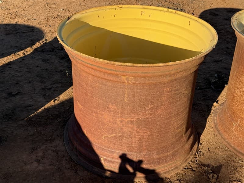 JOHN DEERE 8 STUD RIM. Suit 9500/9600 JD header. Located West Wyalong, NSW.