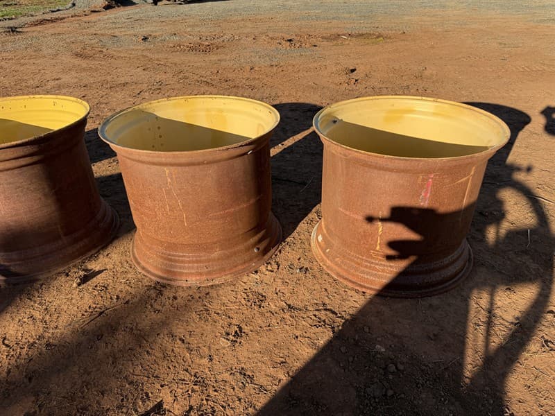 JOHN DEERE 10 STUD RIMS 32 X DW27. Suit 9400/9500/9600 JD header. Ued condition. Located West Wyalong, NSW.