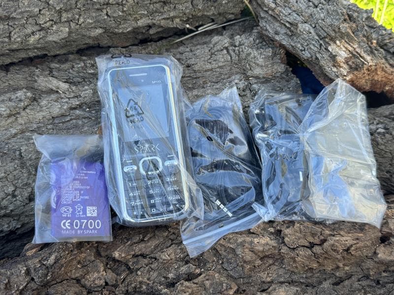 5x SPARK PHONE MOD2. Headphones, charger, batterys. Located Mogriguy, NSW
