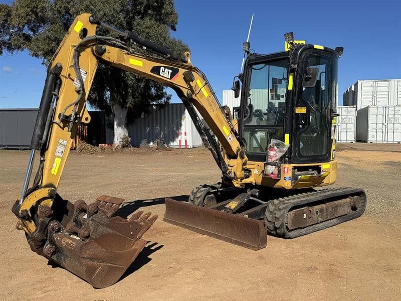 CAT 303.5E MINI EXCAVATOR. PIN: CAT3035ELRKY04844. Enclosed ROPS cab with air conditioning. Rubber tracks. Hydraulic quick hitch. GP digging…