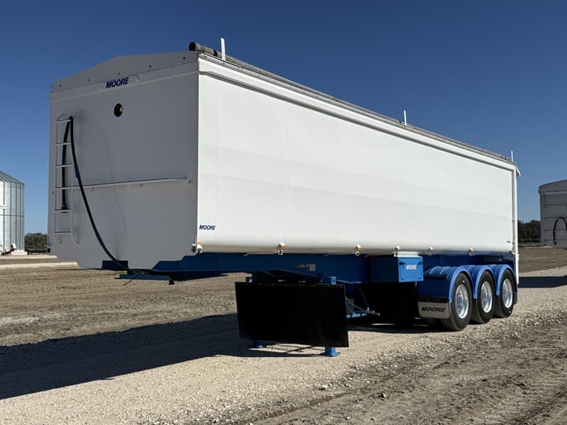 2009 MOORE 33FT x 6FT 6 INCH TOA TIPPER. VIN. 6V9LMTSMT9P002233. K Hitch axles. Toolbox. 10 stud alloys. Air suspension. Drum brakes. RT lea…