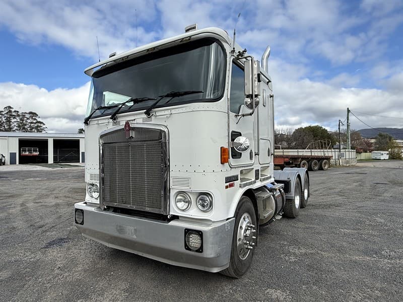 2007 KENWORTH K104. VIN 6F50000007A434022. Twin UHFs. ISRI drivers seat. Battery isolator. Fixed greasy turntable. Airglide suspension. Auto…