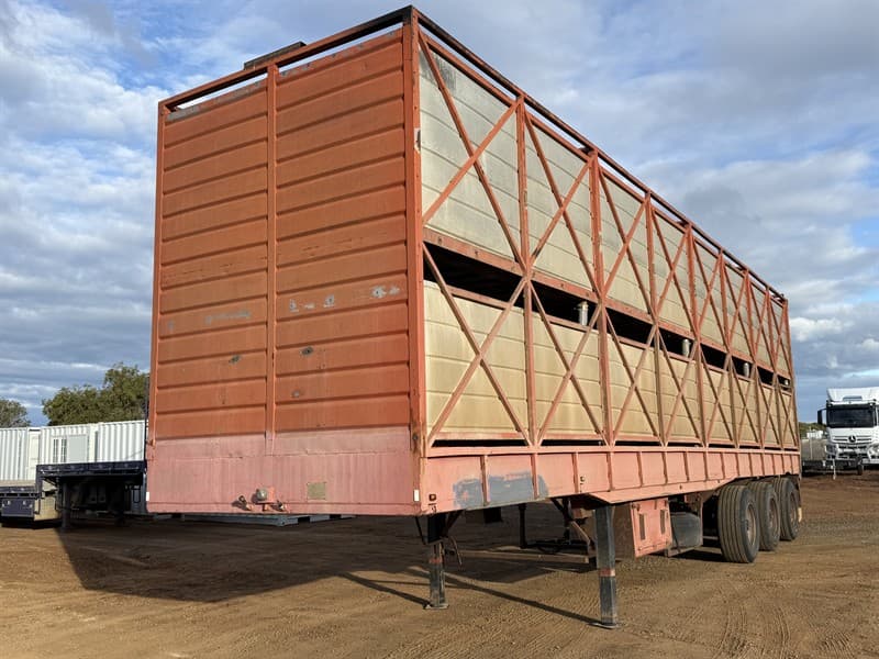1985 SMITH TRI AXLE STOCK CRATE. VIN. 148. Trailer presents very well for its age. New skid plate and pin 12 months ago. New bottom deck 4 y…