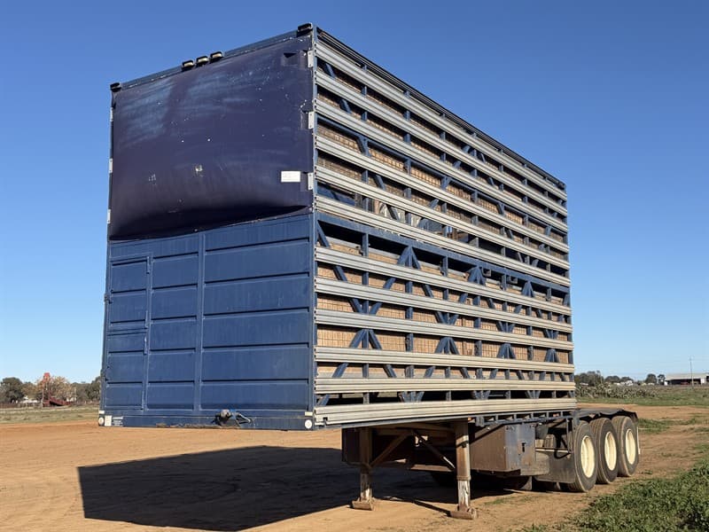 2003 BARKER A-TRAILER WITH 4X2 REMOVABLE DICKINSON STOCK CRATE. VIN: 6B90225003WAA6434, Barker Spring suspension with under slung BPW axles,…