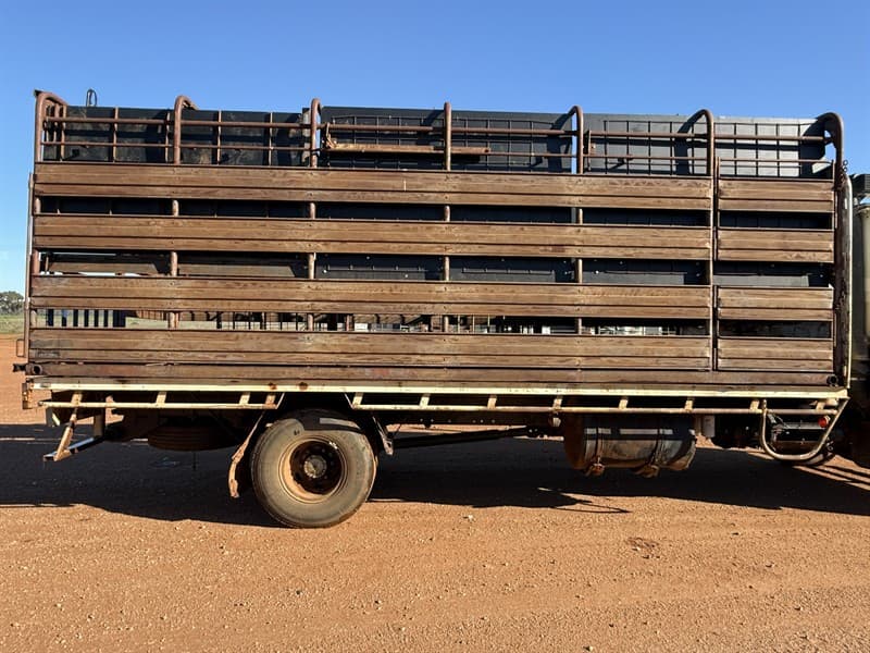 GOWLANDS BODYWORKS 18FT STOCK CRATE. New sheep/goat decks. Side delivery. Removable centre posts for single one. Supplied with 4 x stands cl…