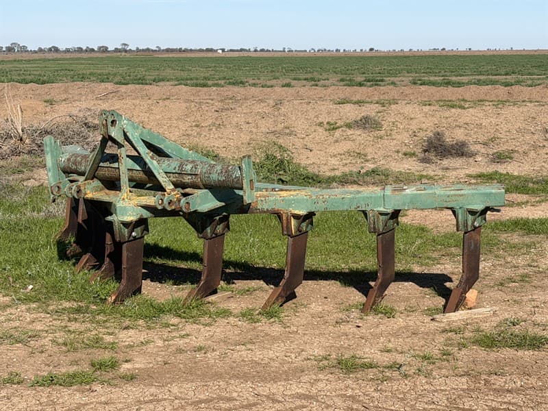 3PL DEEP RIPPER No identifiers sited, 9 X 500mm tynes, spacing 500mm, over all Tyne width approximately 3.6m. wear package on tynes needs at…