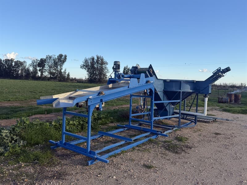 COLLIER & MILLER FRUIT DIP AND SIZING/GRADING PLANT Stainlees steel fabricated with 2 elevators 1 x clean fruit 1 x debris elevator both var…