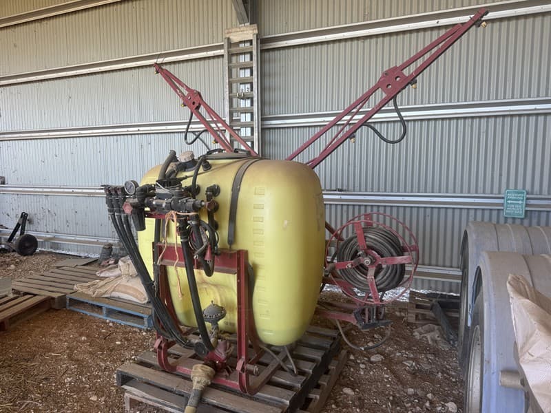 HARDI 8M 600L BOOM SPRAY. 600L tank with 8m folding boom. PTO driven. Comes with spare nozzles. Located Gulgong, NSW