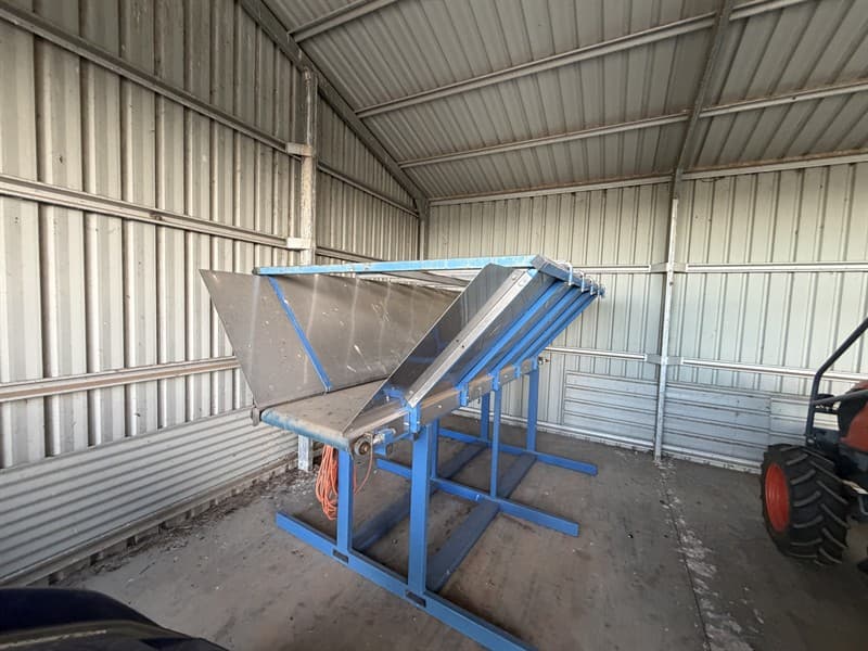 COLLIER & MILLER STAINLEES STEEL HOPPER. desigened to be used for fruit turning, to avoid sticking, conveyor dischrging 3 phase power requir…
