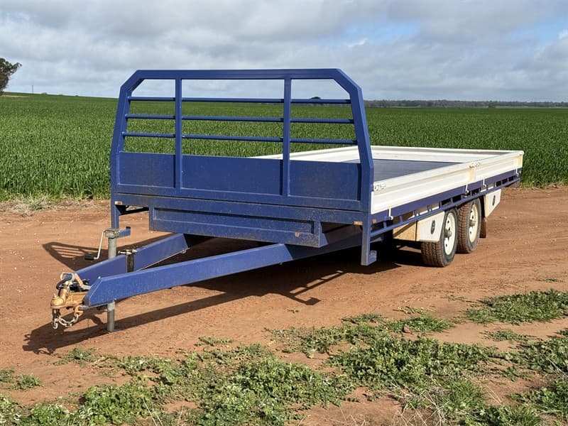 CRF FLAT DECK BOGIE TRAILER. GCM 3.5t, Tare 1.410, 6 m long by 2.4 m wide, 8.1 m pin to rear. Checker plate floor with removable head wall, …