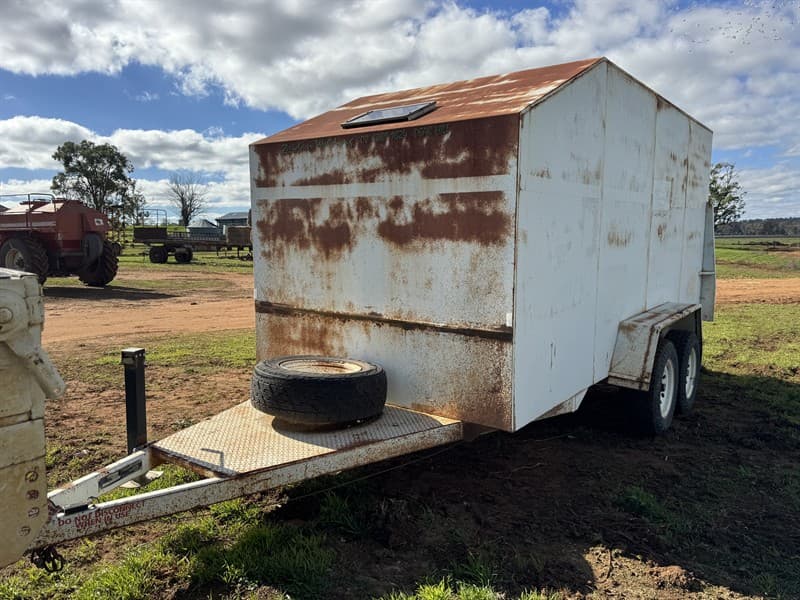 2005 ENCLOSED BOX TRAILER. ZAIDAN WELDING CE6. ATM: 2500KG. Fully enclosed. Leaf spring suspension. Drum brakes. LED tail lights. Solar pane…