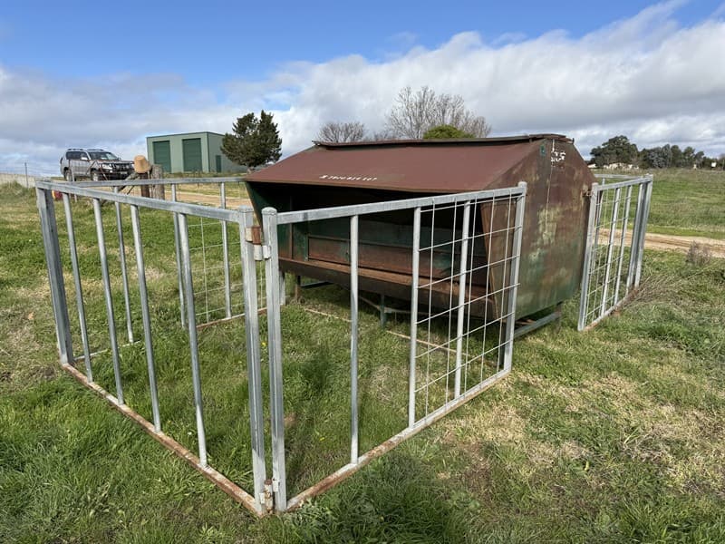 ARROWQUIP CALF CREEP FEEDER • Large steel feeder with creep gates • Centre opening roof for filling • Manual intake adjustment • Bin L 2.4m …