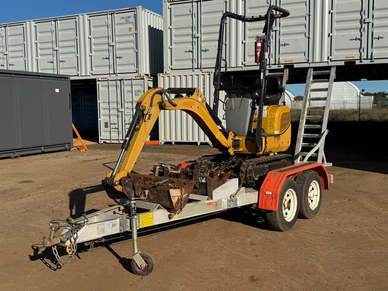 2018 CATERPILLAR 300.9D + BUCKETS + TRAILER. Serial no. CAT3009DHLJM02546. Auxillary hydraulics. ROPS. E stops. Battery isolator. 722 hours.…
