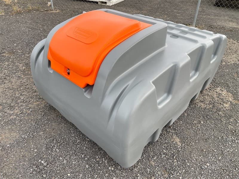 Unused 1000 Litre Fuel Tank, Model: DD1000, Comes with: 12V Pump - 40 l/m Flow, 4m hose and automatic shut off Nozzle, Lockable lid, Fork Po…