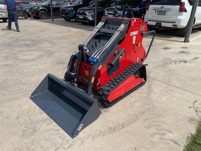 Unused Tracked Mini Loader, Model: S382T-2, Comes with:, Briggs & Stratton 13.6 HP Petrol Engine, 1125mm GP Bucket, Rubber Tracks, Key Start…