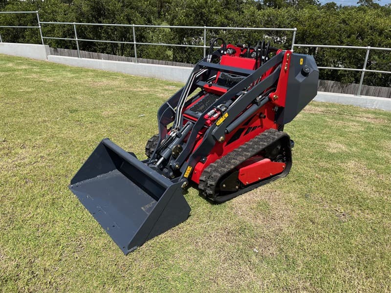 Unused Tracked Mini Loader Model: S382T, Comes with 1125mm GP Bucket, Rubber Tracks 23HP Engine, Piped for auxiliaries, Hydraulic Oil Flow R…