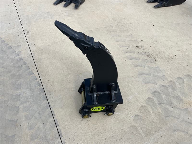 Ripper to suit 1.tT Excavator with Removable Tooth, Ripper Length 440mm, Pin Diameter: 30mm, Centre to Centre: 140mm, Between the ears: 107m…