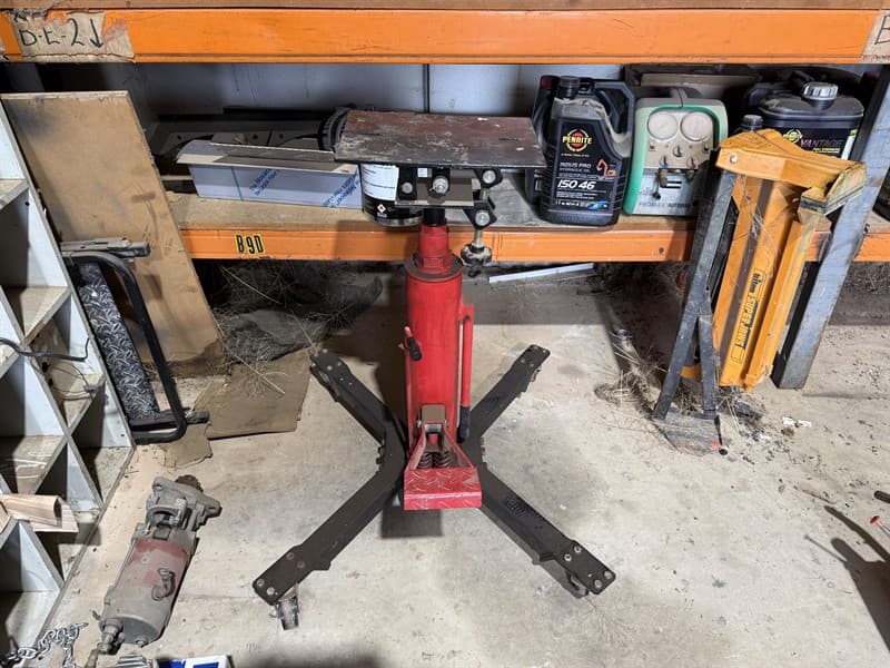 HYDRAULIC TRANSMISSION JACK. Working condition unknown. GST will not be added to knock down price. GST still added to buyers premium. **PLEA…