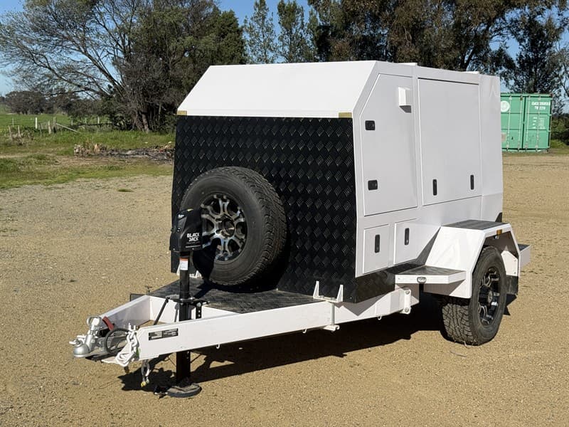 2021 UNIVERSAL LARGE TRADIE TRAILER, VIN: 6U9VSS00000224377 * ATM: 1850 kg * Tare: 1100 kg * Coupling: 50 mm ball with handbrake * Breakaway…