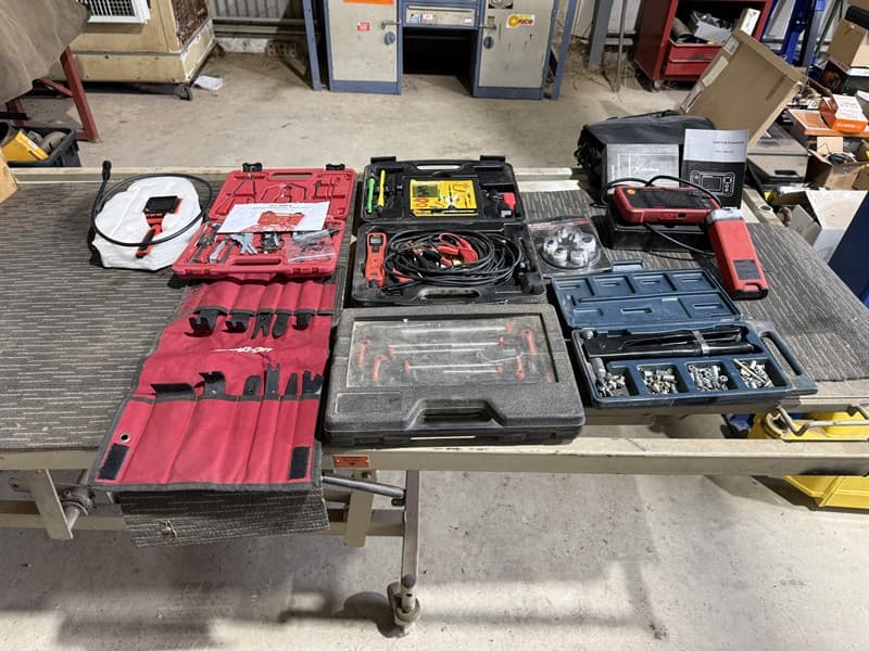 DIAGNOSTIC TOOLS AND KITS. Radio removal tool kit, snap on door removal kit, power probe circuit tester kit and torque headset, Rive-nut rep…