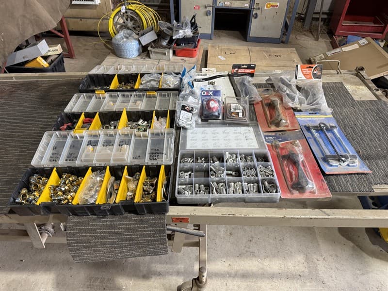 ELECTRICAL ASSORTMENT. 4 X Gab kits. battery terminals, battery packs (2 opened), assorted battery clamps, battery carry strap, OEX contour …