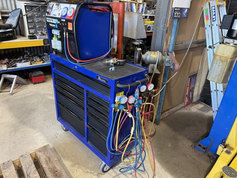 OKSYS AGRILITE 302 4 IN 1 AIR CONDITIONER SERVICE STATION S/N: SCR302H14267 & OKSYS AGRICOLD 300 SN: SCG300R09547. Mechpro cabinet, all cont…
