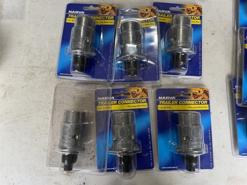 TRAILER PLUGS Mixed assortment of trailer male/female plugs, all sorts of brands and styles flat round etc. Phillips, Baxter, Narva, Britax,…