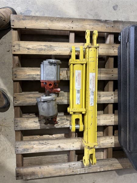 HYDRAULIC EQUIPMENT 2 X HYDRAULIC RAMS (different lengths) 2 POSITION DIRECTIONAL CONTROLL VALVE, 2X GEAR PUMPS (Hyster forklift) sold as a …
