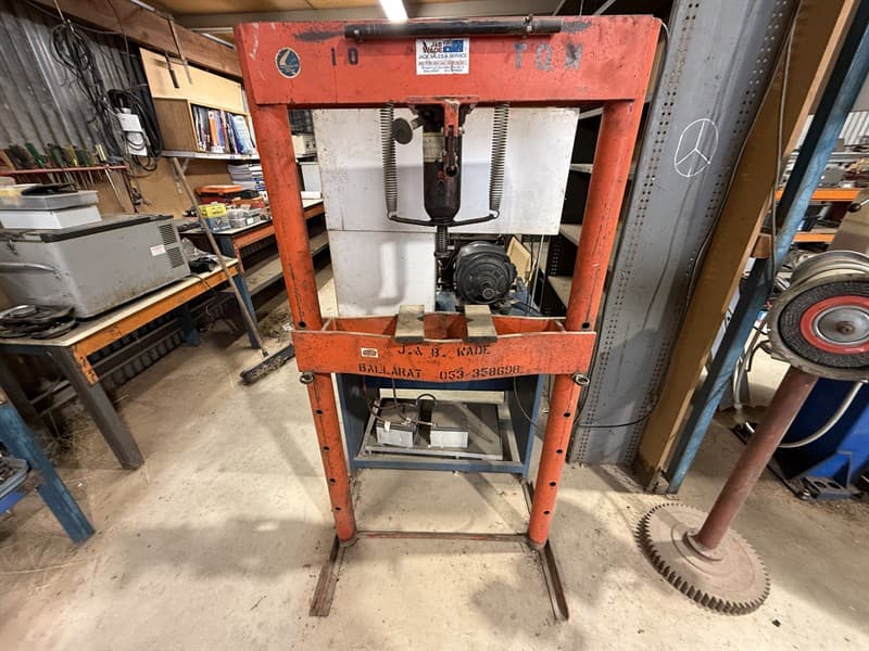 J & B WADE 10 TON HYDRAULIC PRESS. OPERATIONAL. GST will not be added to knock down price. GST still added to buyers premium. **PLEASE NOTE:…