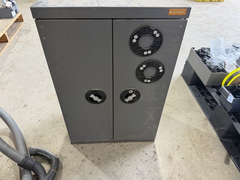 WORKSHOP CABINET A/C FITTING-TRAILER PLUGS ETC. Contents contain mixed high gate A/C fittings trailer flat 7 pin plugs and sockets, pole mou…