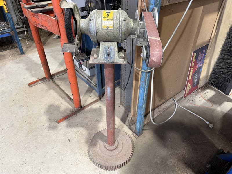 GMF 8" HANDY GRINDER. Belt sander and wire brush. GST will not be added to knock down price. GST still added to buyers premium. **PLEASE NOT…
