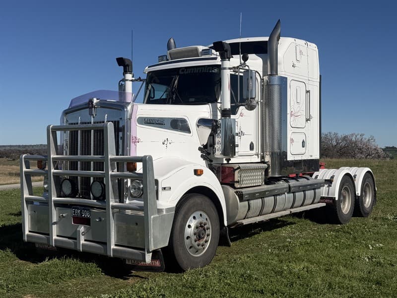 2010 KENWORTH T908 VIN: 6F5000000AA442056. GCM:106000kg GVM:26500kg Cummins ISX EGR @ 600hp 18/SP Road Ranger PTO hydraulics, with return li…